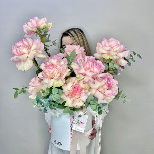 «Ла Рошель» Цветы в коробке- 11 французских роз Эсперанс с эвкалиптом