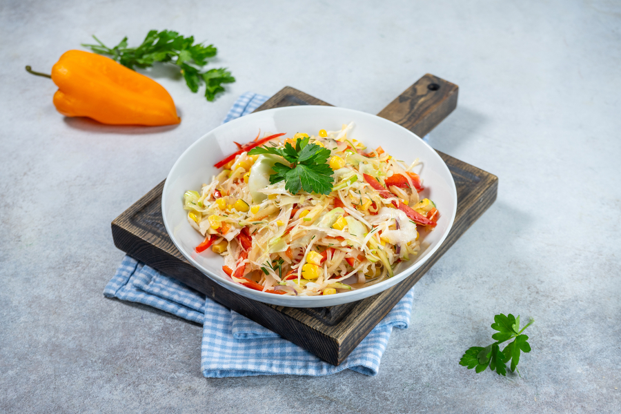 Салат из свежей капусты с ябл. и кукурузой