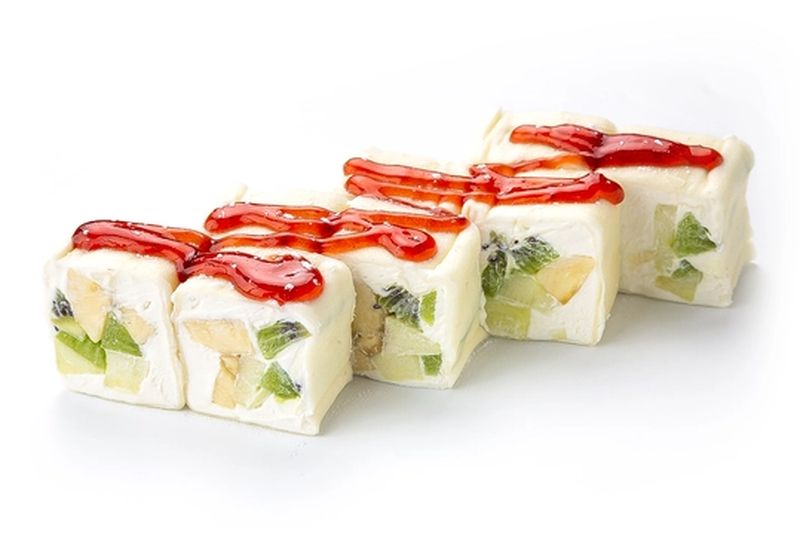 Сладкий ролл с клубничным соусом