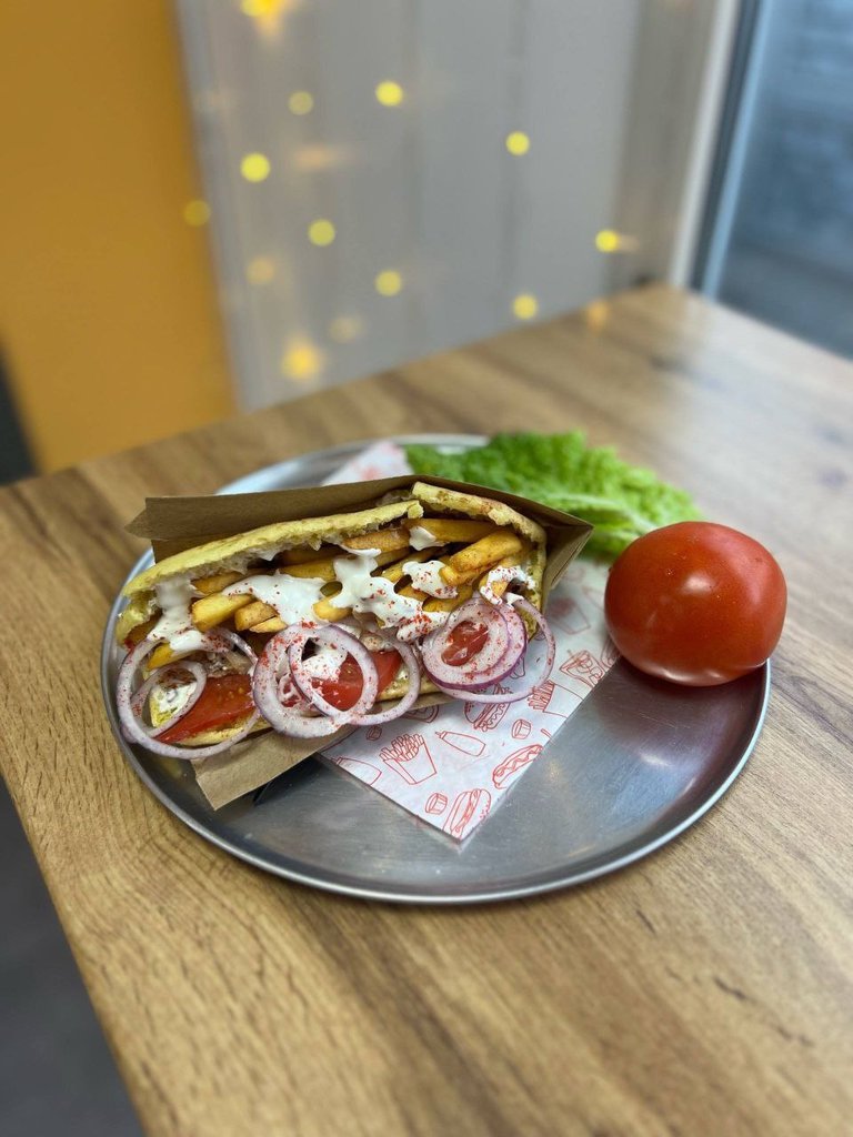 Гиро в булочке курица