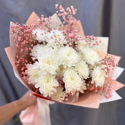 Букет из белых кустовых хризантем с розовой гипсофилой (б1241)