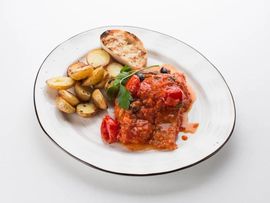 Треска ливорнезе с запеченным картофелем