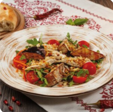 Салат из хрустящих баклажанов с куриной грудкой