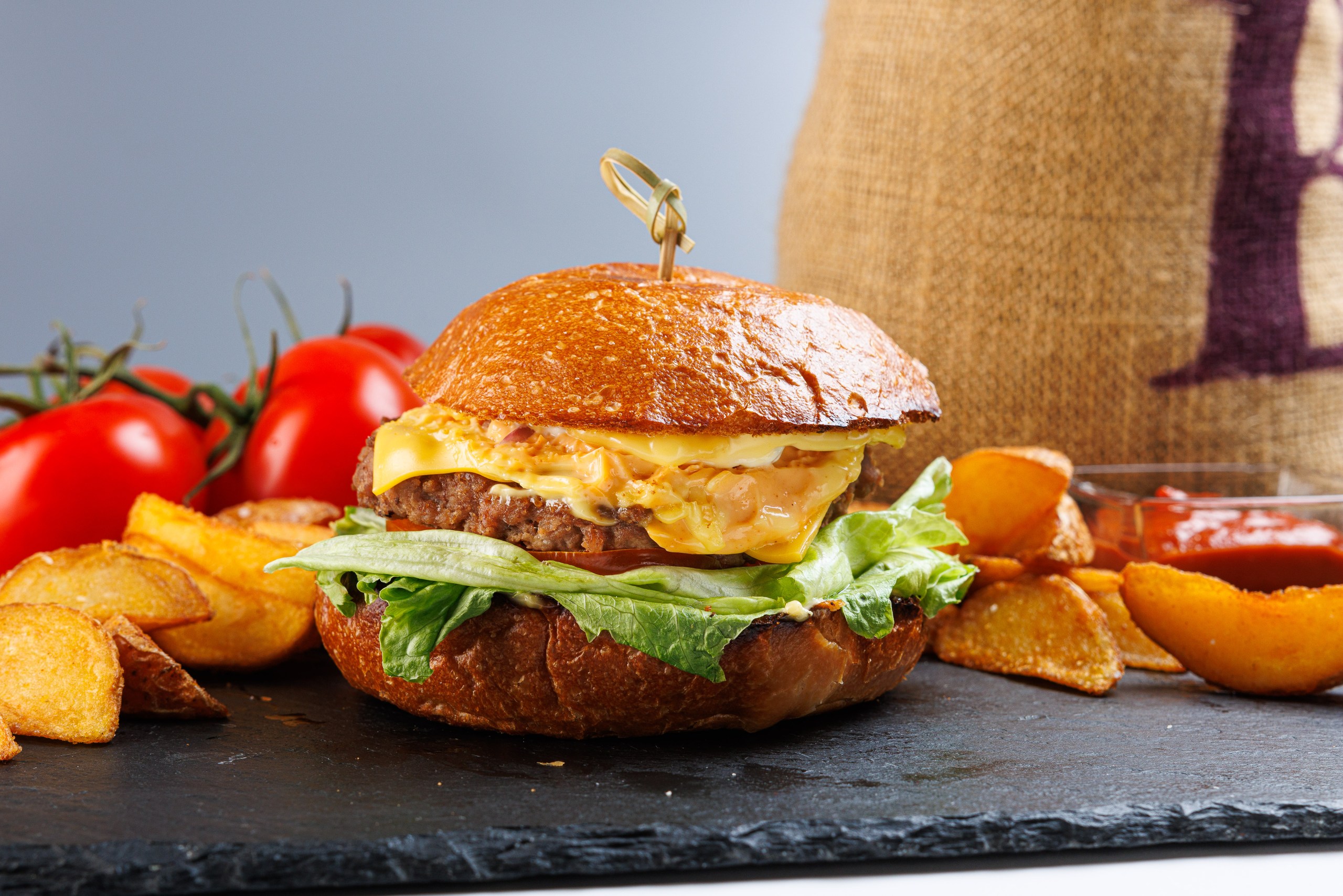 Биф Бургер с грибами и соусом Том ям