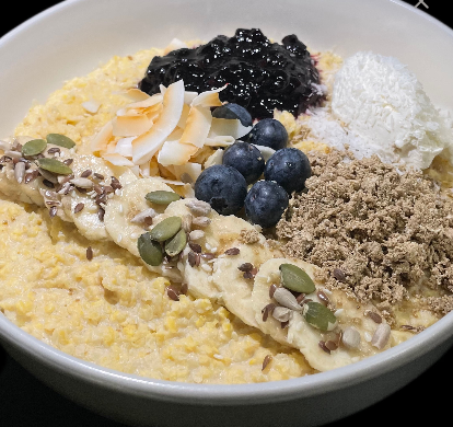 Кукурузная каша с черничным вареньем, халвой и маскарпоне 