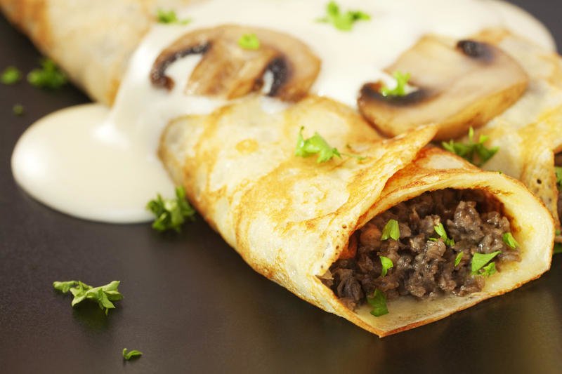 Блинчик с мясом и картофельным пюре