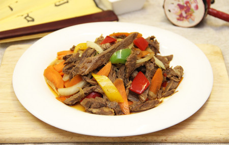 Говядина с овощами в соусе