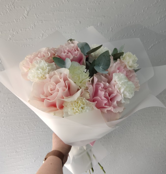 Букет с розами и диантусами