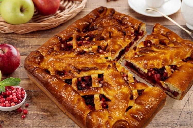 Пирог с яблоком и брусникой по-домашнему