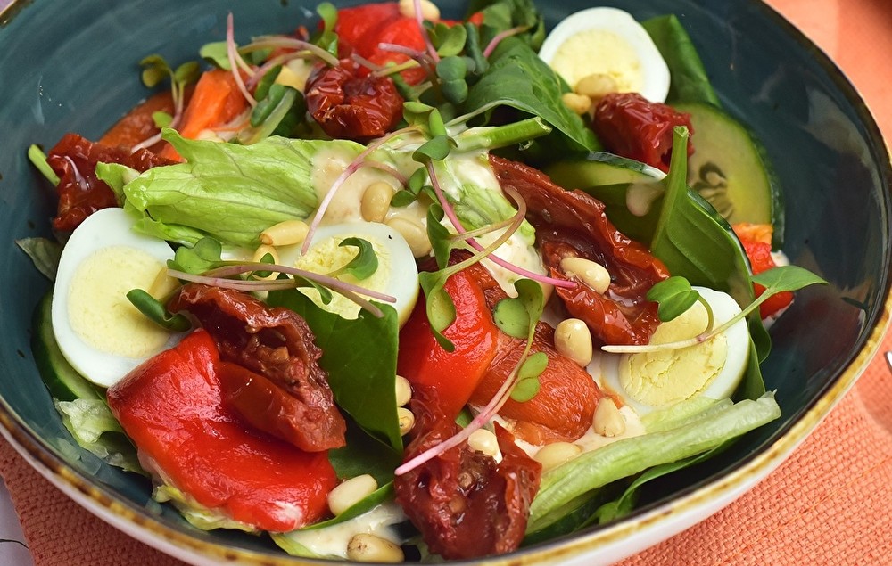Салат с печеным перцем и ореховым соусом