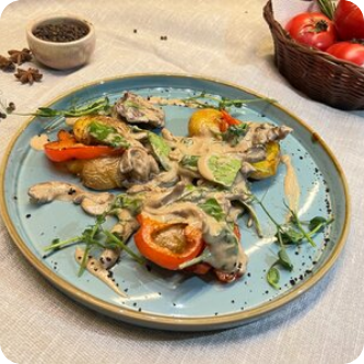 Медальоны с вешенками и овощном соте