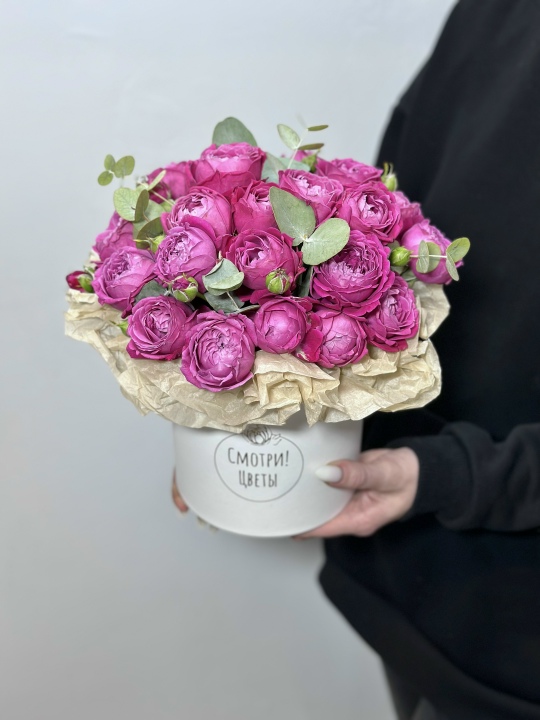 Коробка с пионовидными розами и эвкалиптом