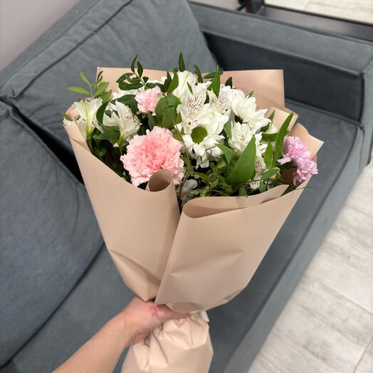 Букет из ромашек и альстромерии