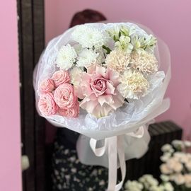 Нежный букет роз с Альстромерией