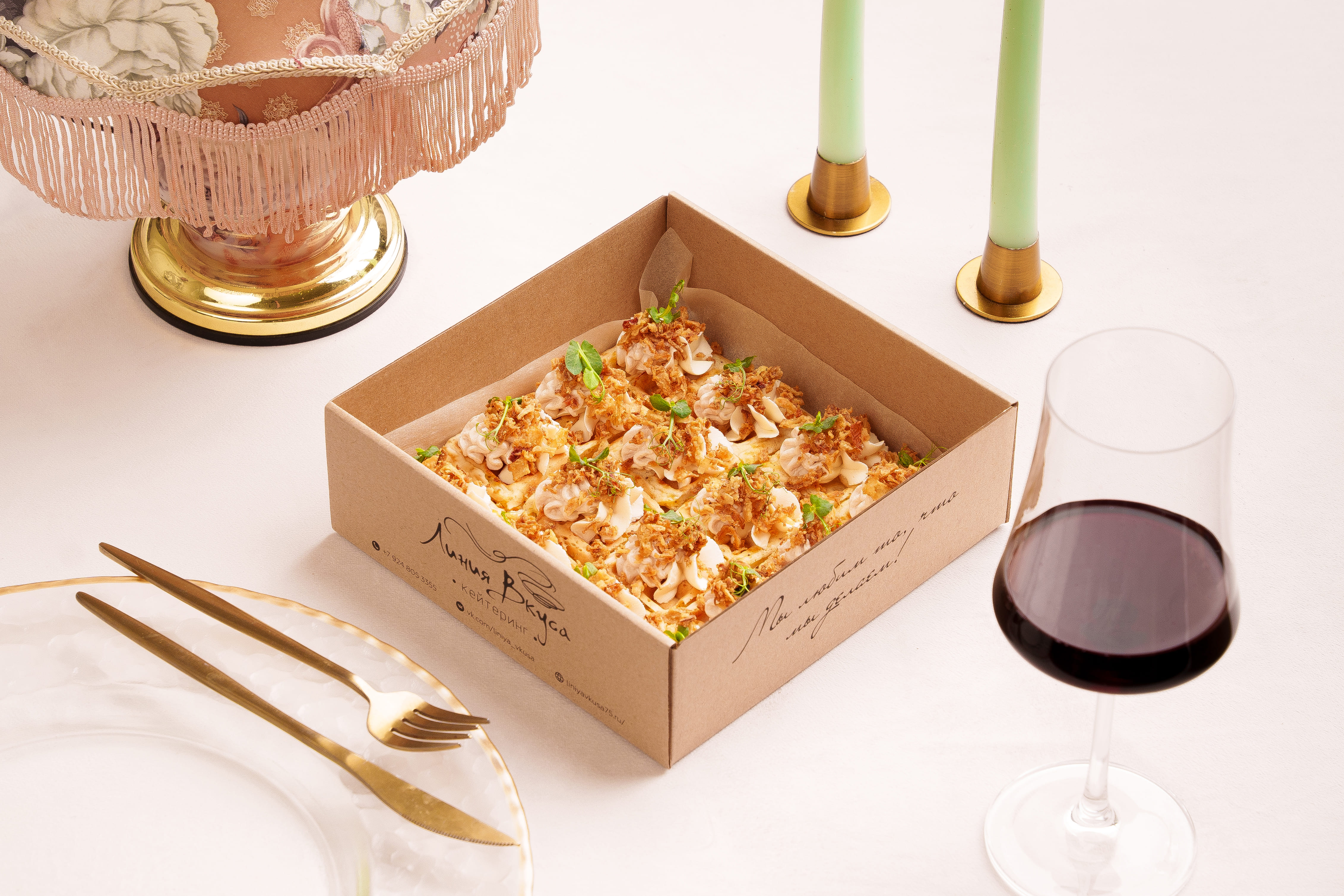 Бокс домашних вафель с муссом из тунца и луком фри