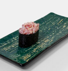 Гункан с тунцом спайси