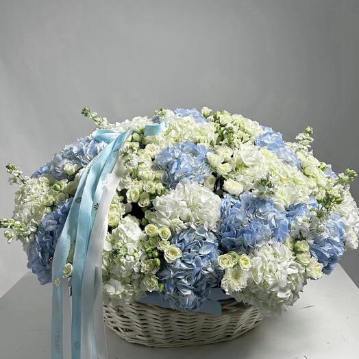 Корзина с гортензией маттиола кустовая Роза