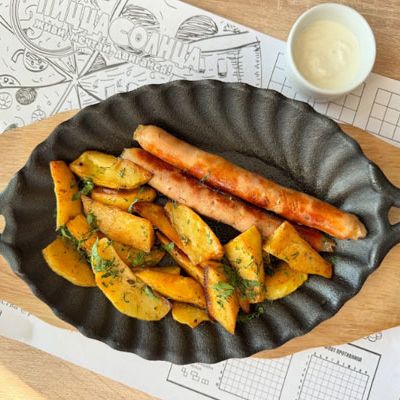 Горячая сковородка с баварскими колбасками