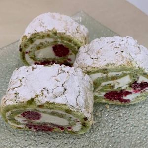 Меренговый фисташковый рулет
