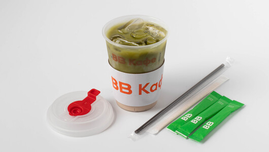 Айс латте матча 0,3 на фундучном напитке, кафе