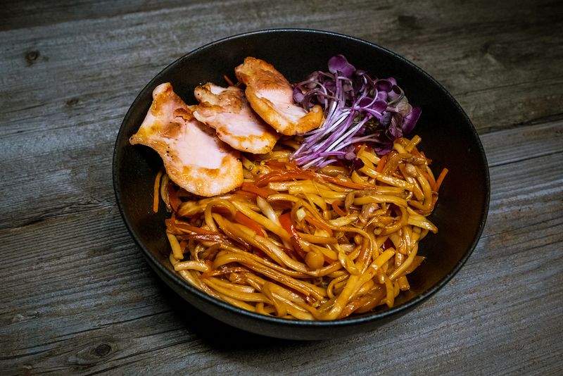 Wok с овощами и цыпленком