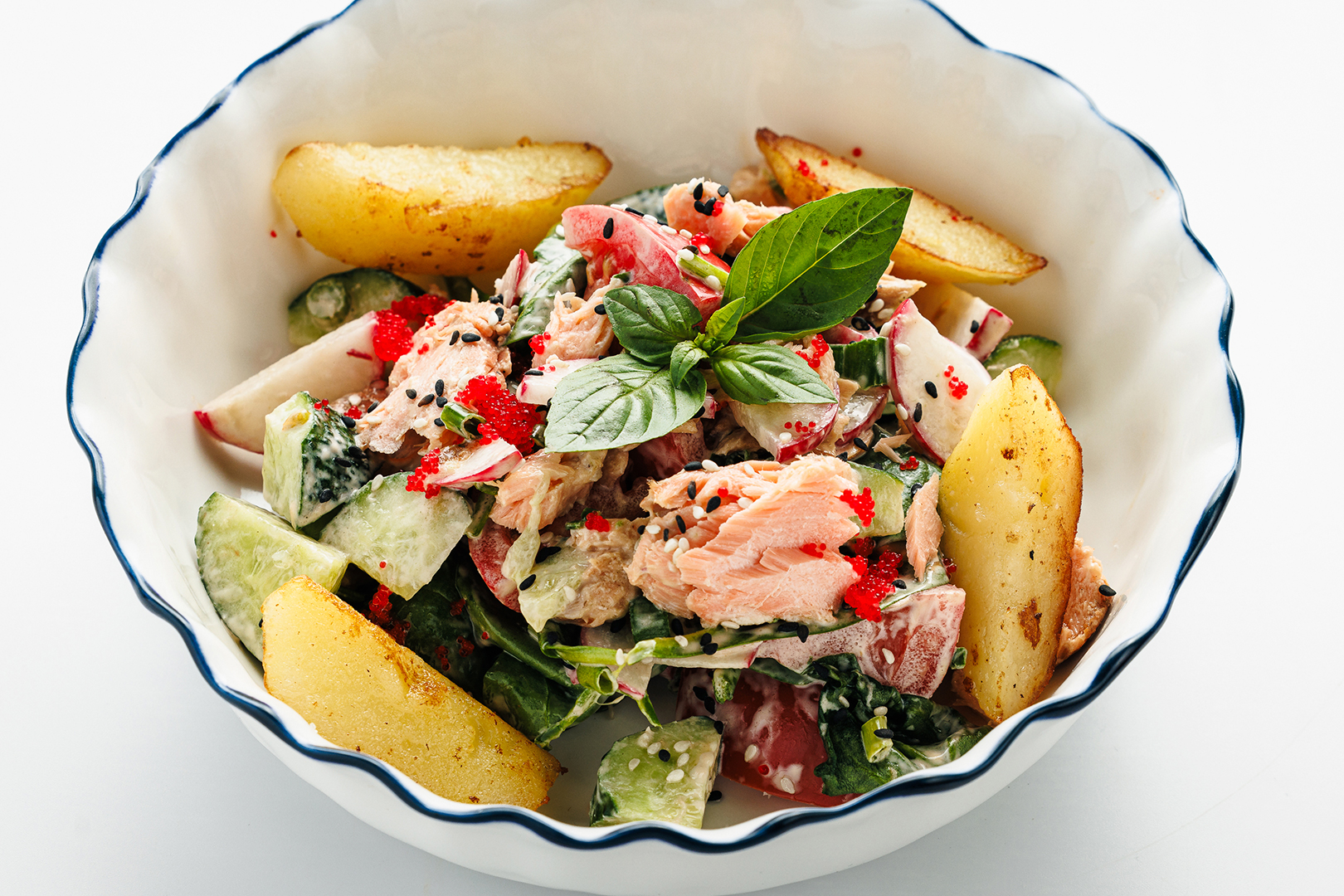 Салат с подкопчённой сёмгой