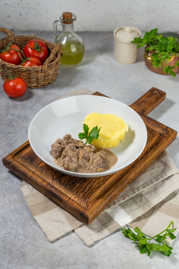Печень куриная по-строгановски с картофельным пюре