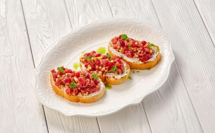 Брускетта с тартаром из тунца
