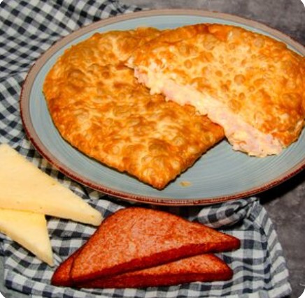 Чебурек с ветчиной и сыром