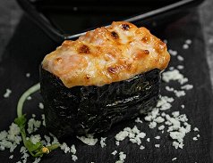 Запеченный гункан с лососем