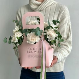 Сумочка из диантусов с эвкалиптом