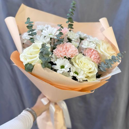 Букет цветов: белые розы, хризантемы, эвкалипт (б0030)