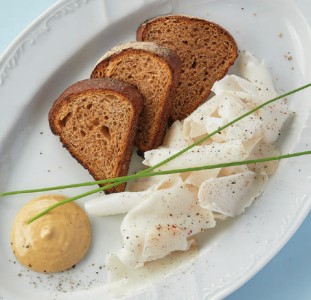 Сало с горчичным соусом и гренками