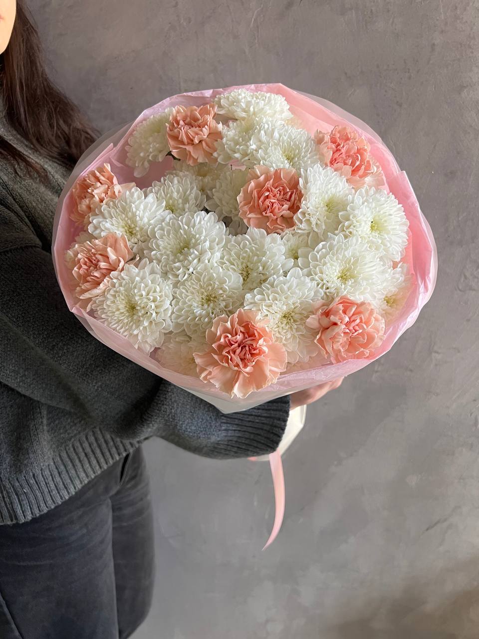 Авторский букет c хризантемой и диантусом