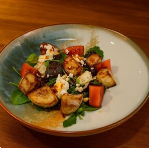 Салат с хрустящими баклажанами и сыром страчателла