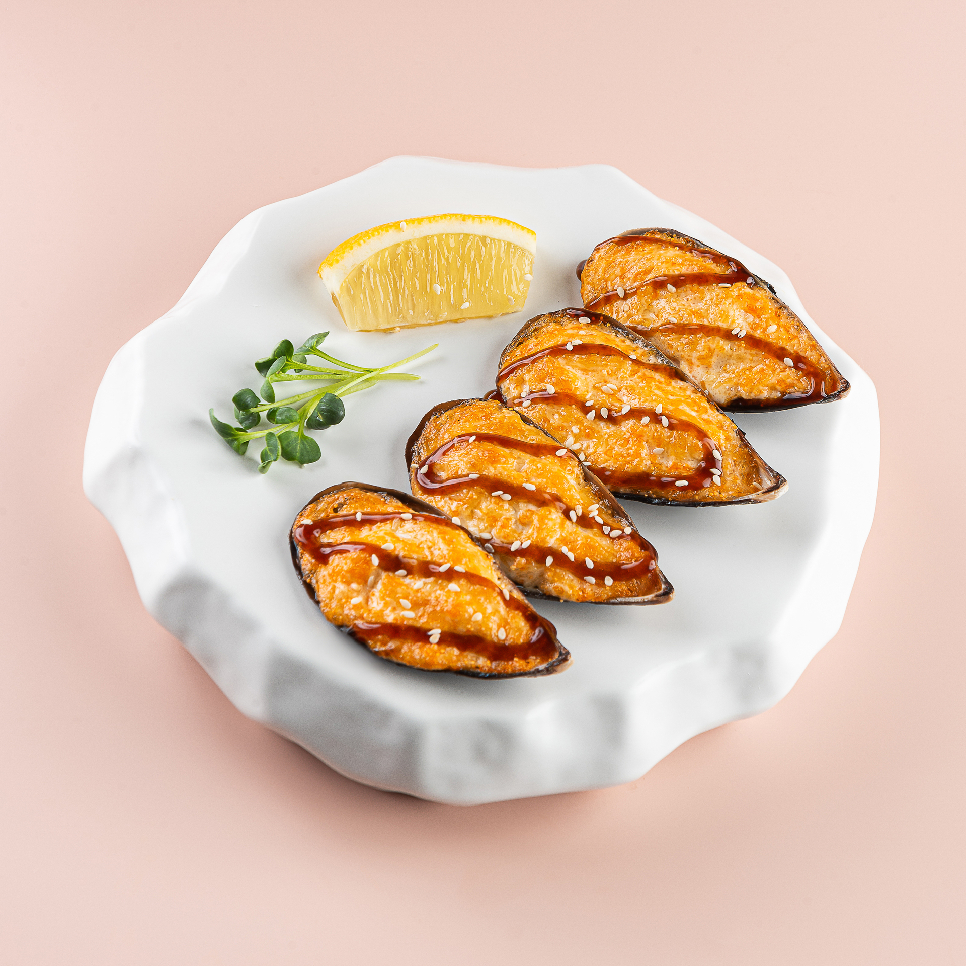 Мидии с соусом пармезан