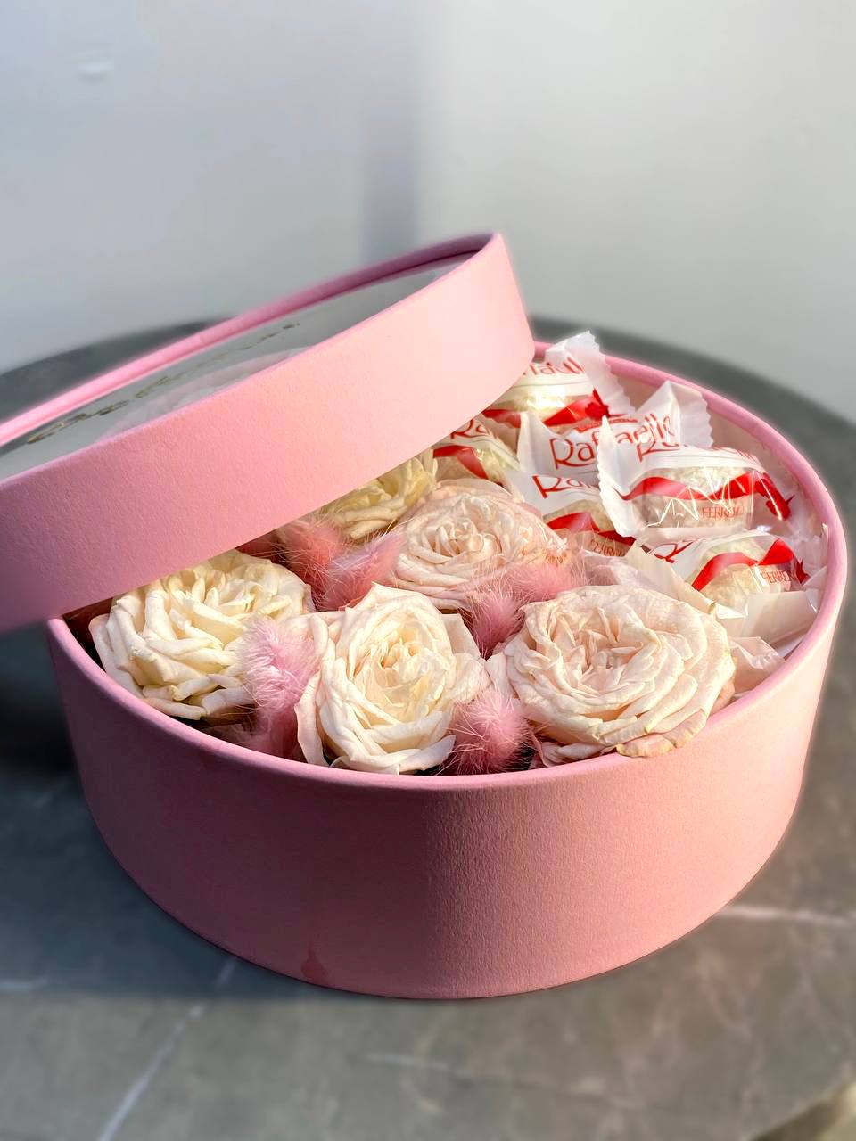 Пионовидные розы с рафаэлло мини 