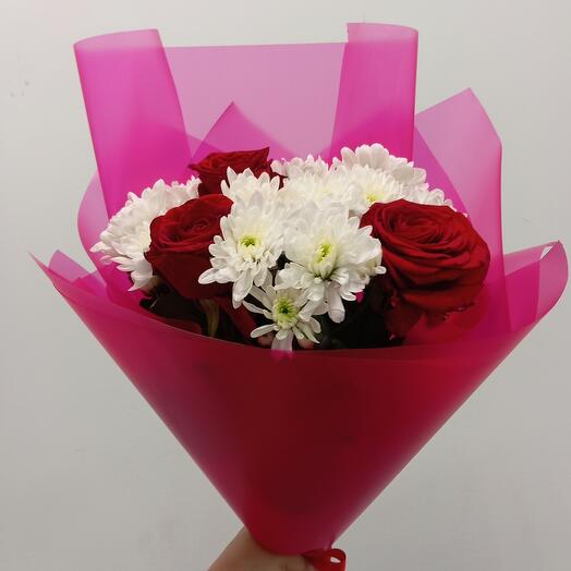 Красные розы с кустовой хризантемой