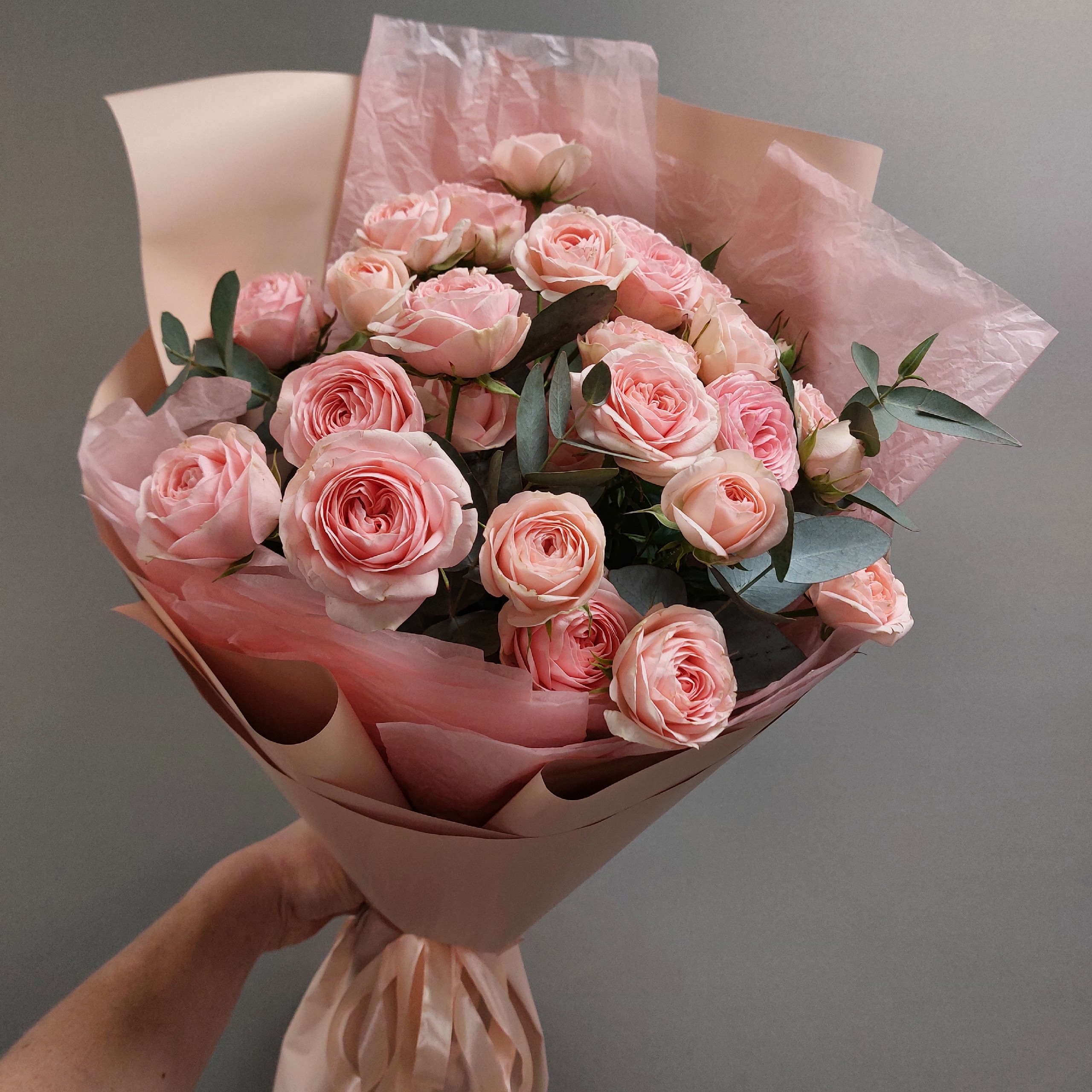 Кустовые розы розовые