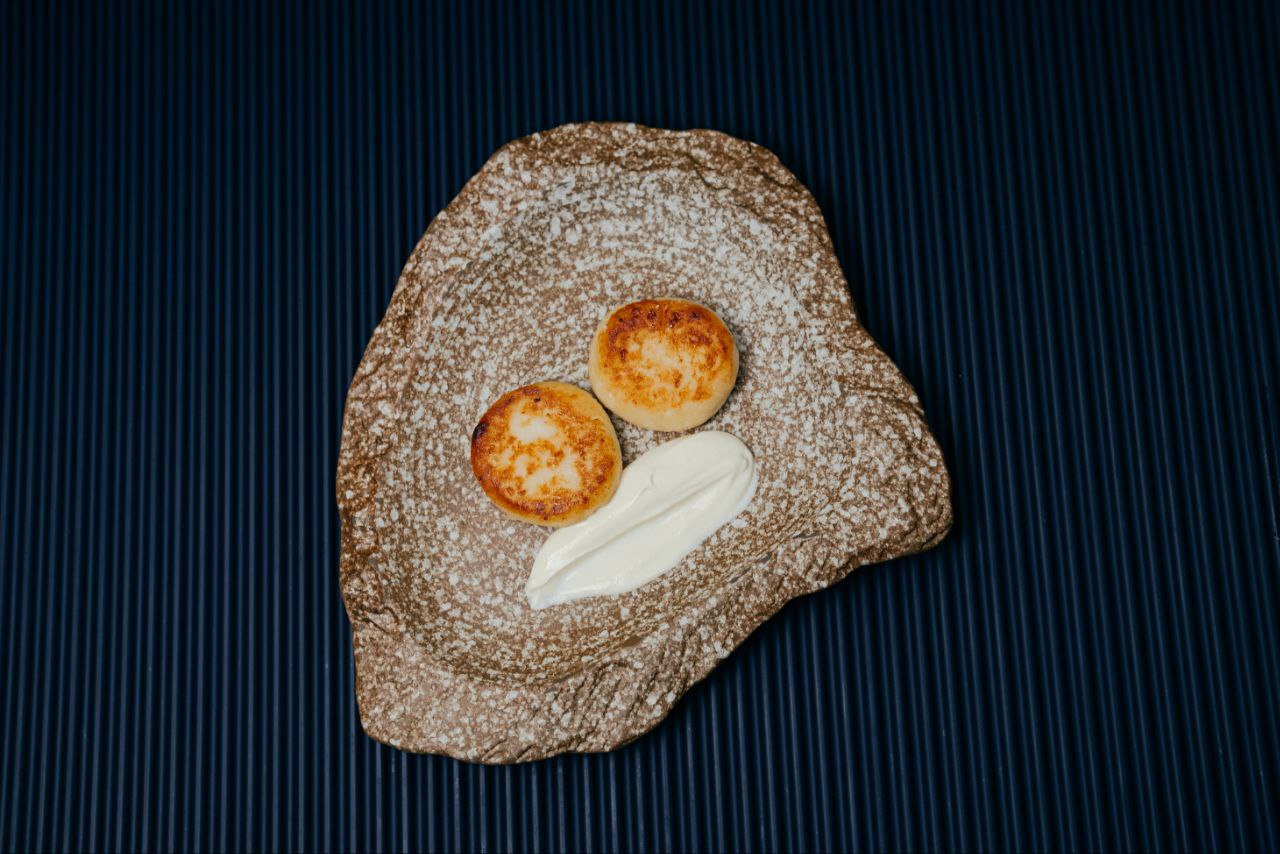 Сырники, сметана