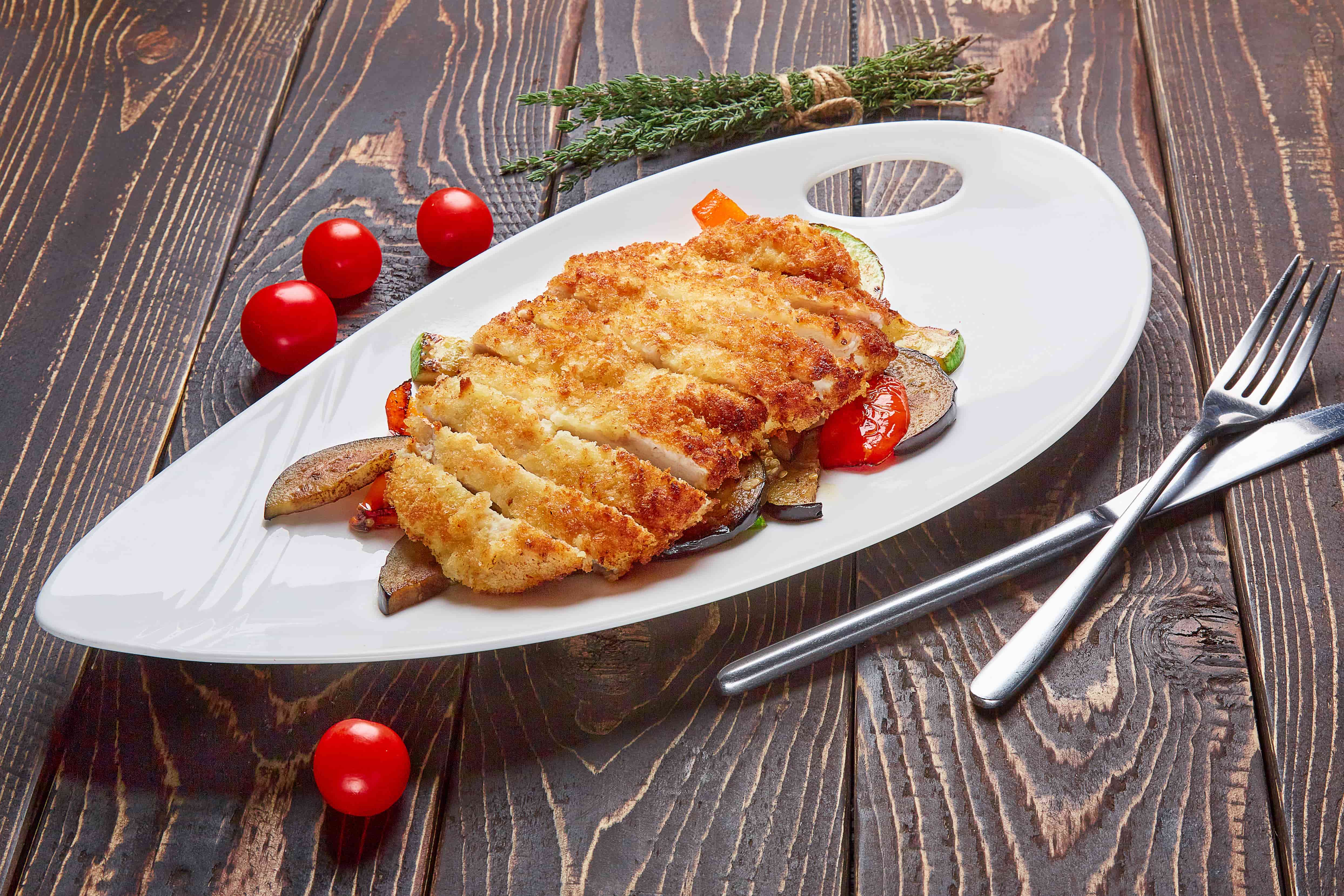 Куриный шницель с теплым салатом