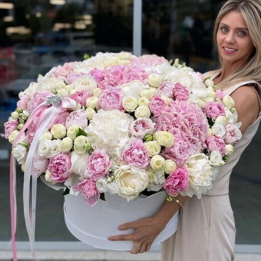 Цветы в коробке пионы кустовая Роза эустома 