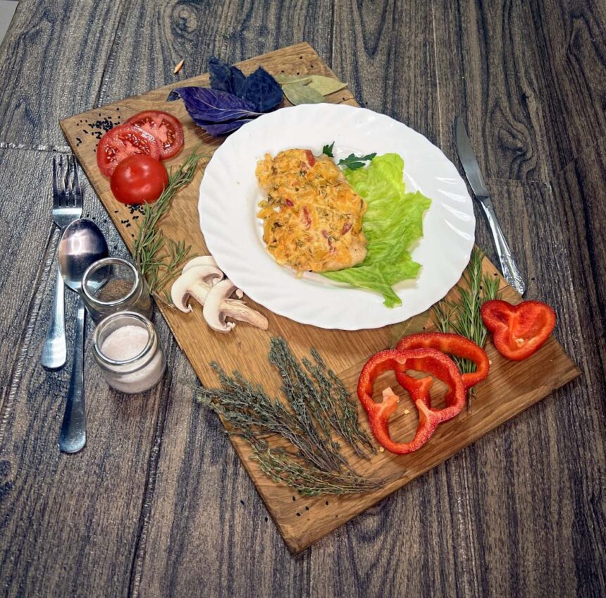 Куриная отбивная под овощной шапочкой