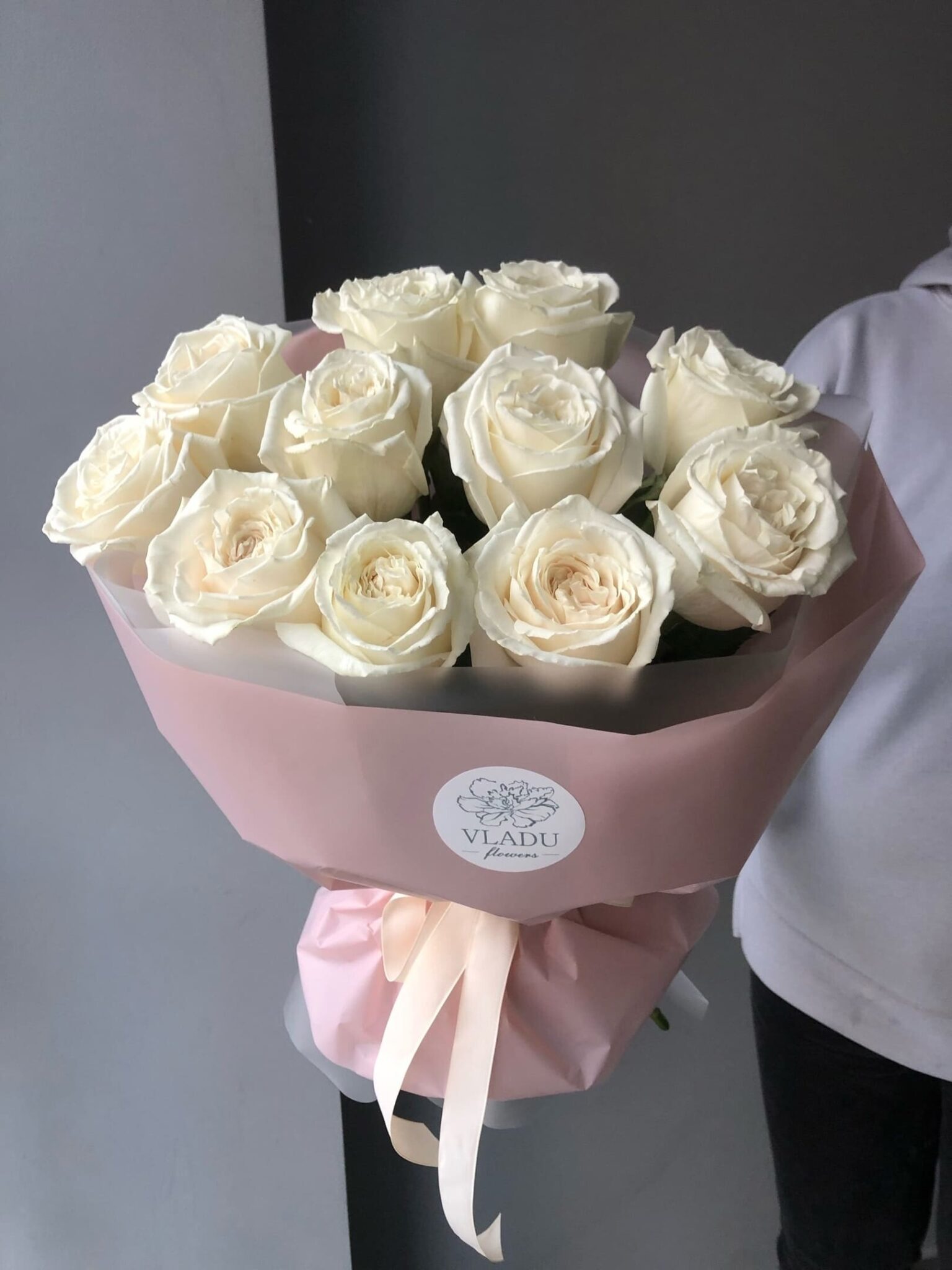 Букет белых роз 11 штук в оформлении