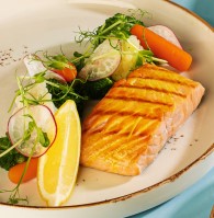 Стейк из лосося с овощами на пару