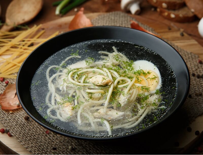 Куриный бульон с дом. лапшой и яйцом
