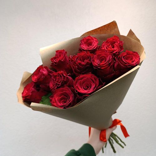 Букет 11 красных роз в Крафте