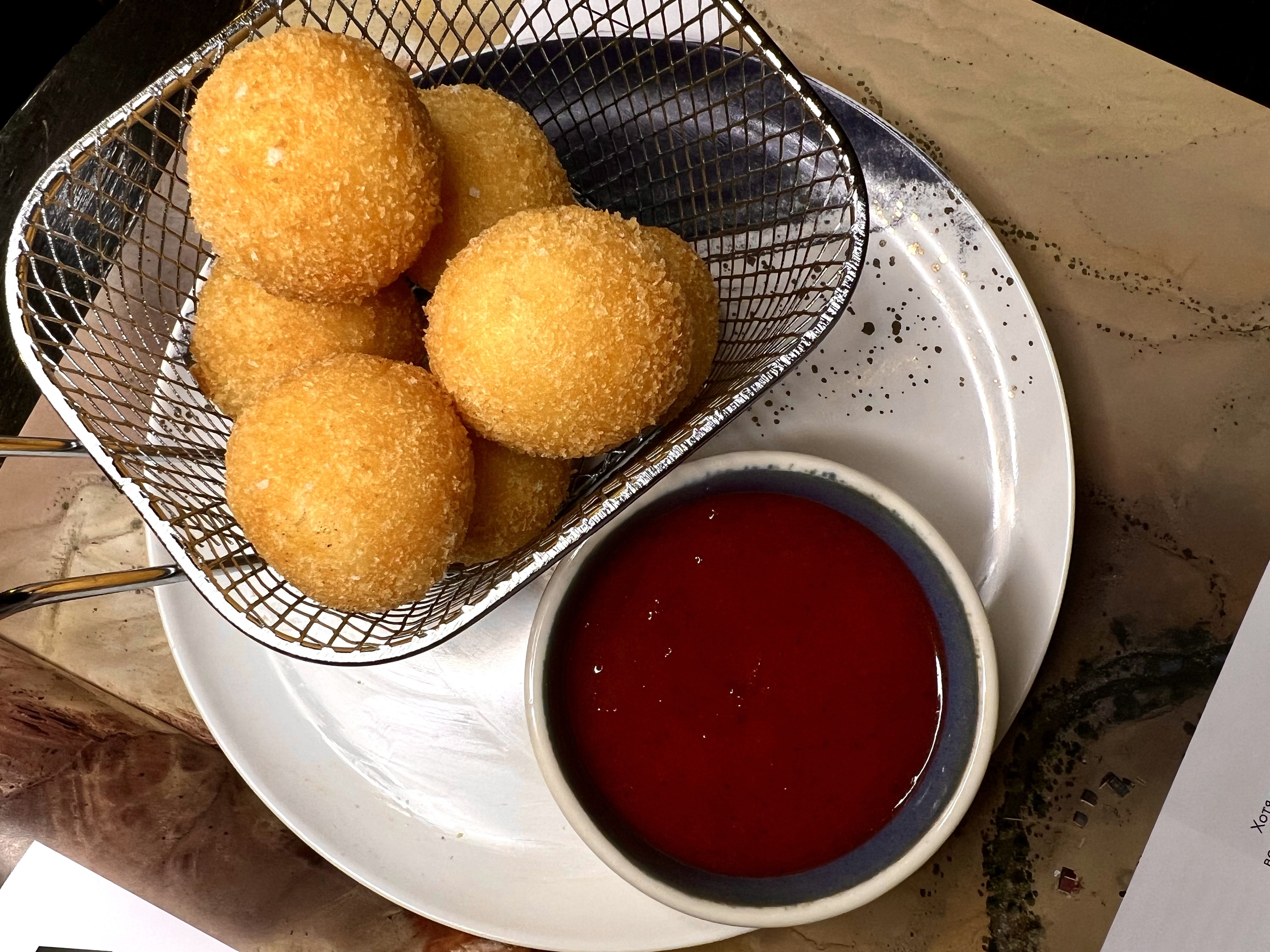 Сырные шарики с перчиком халапеньо