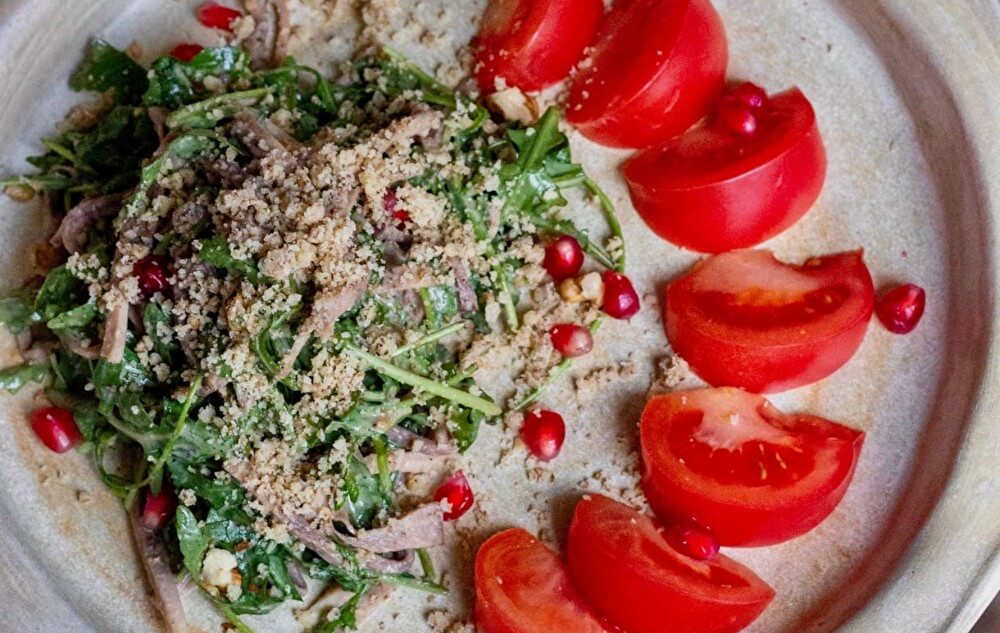 Салат с теляч. языком, рукколой и соусом
