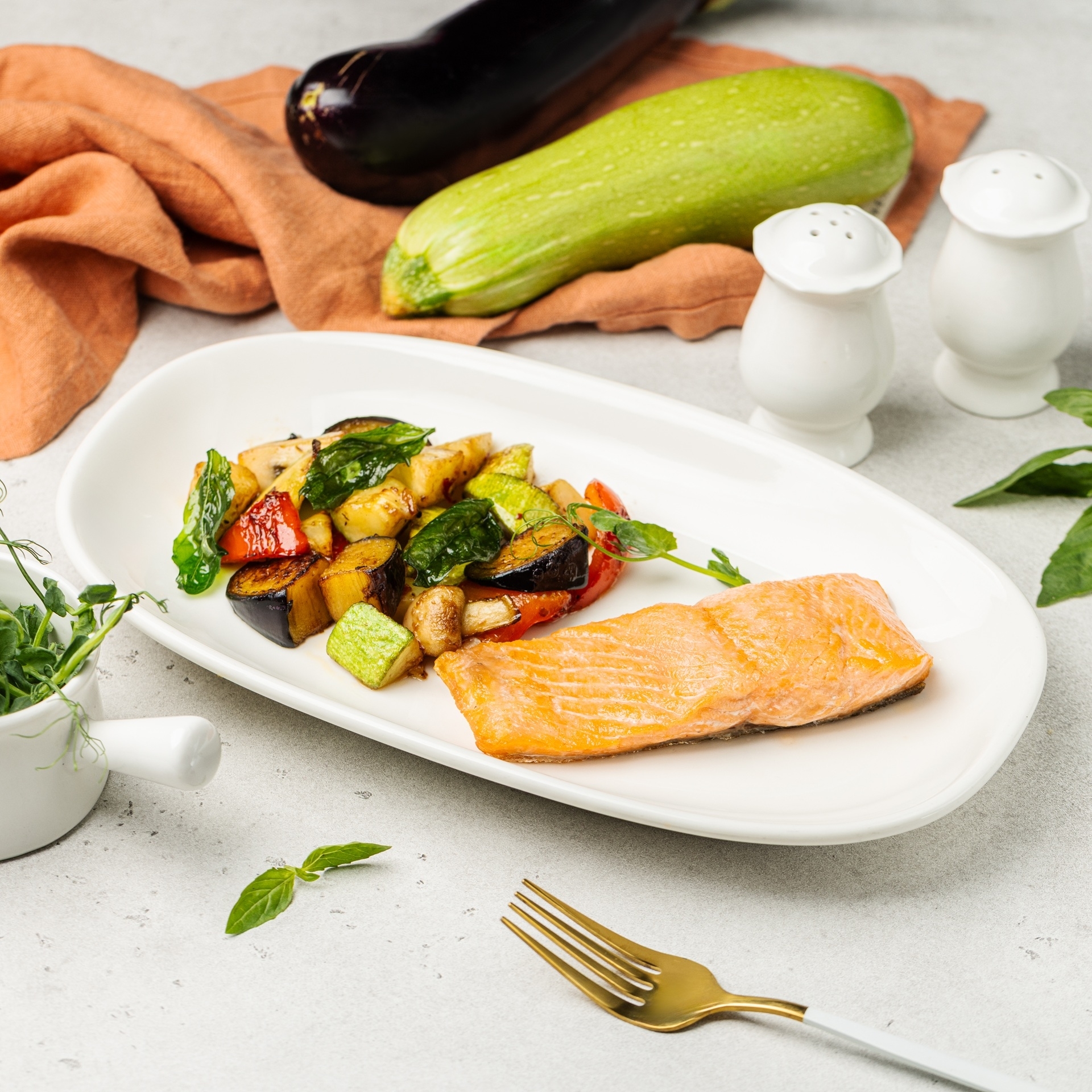 Стейк лосося с овощами